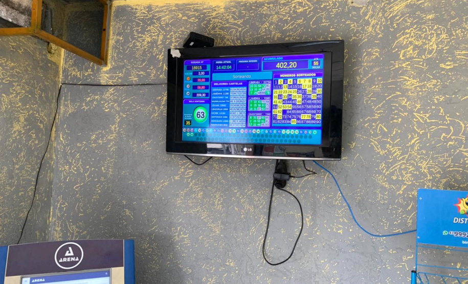 A Ação Integrada de Fiscalização Urbana (AIFU) desta quarta-feira (23/06), em Curitiba, resultou no fechamento de sete estabelecimentos comerciais por irregularidades envolvendo jogos de azar e contrabando. A ação foi conduzida por policiais militares da capital, com apoio da Guarda Municipal e da Secretaria Municipal de Urbanismo. -  Curitiba, 23/06/2021  -  Foto: SESP-PR