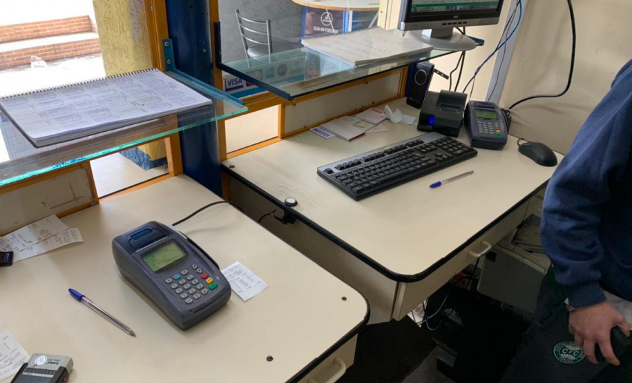 A Ação Integrada de Fiscalização Urbana (AIFU) desta quarta-feira (23/06), em Curitiba, resultou no fechamento de sete estabelecimentos comerciais por irregularidades envolvendo jogos de azar e contrabando. A ação foi conduzida por policiais militares da capital, com apoio da Guarda Municipal e da Secretaria Municipal de Urbanismo. -  Curitiba, 23/06/2021  -  Foto: SESP-PR