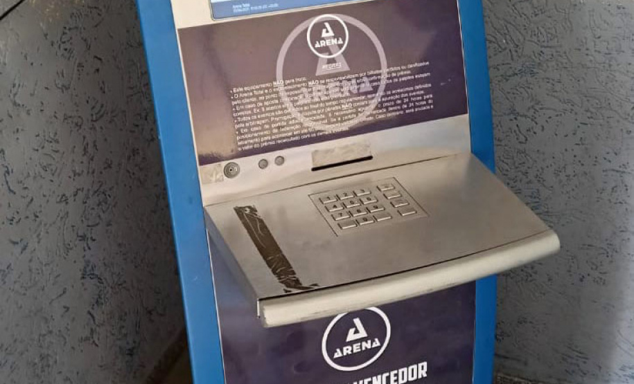 A Ação Integrada de Fiscalização Urbana (AIFU) desta quarta-feira (23/06), em Curitiba, resultou no fechamento de sete estabelecimentos comerciais por irregularidades envolvendo jogos de azar e contrabando. A ação foi conduzida por policiais militares da capital, com apoio da Guarda Municipal e da Secretaria Municipal de Urbanismo. -  Curitiba, 23/06/2021  -  Foto: SESP-PR