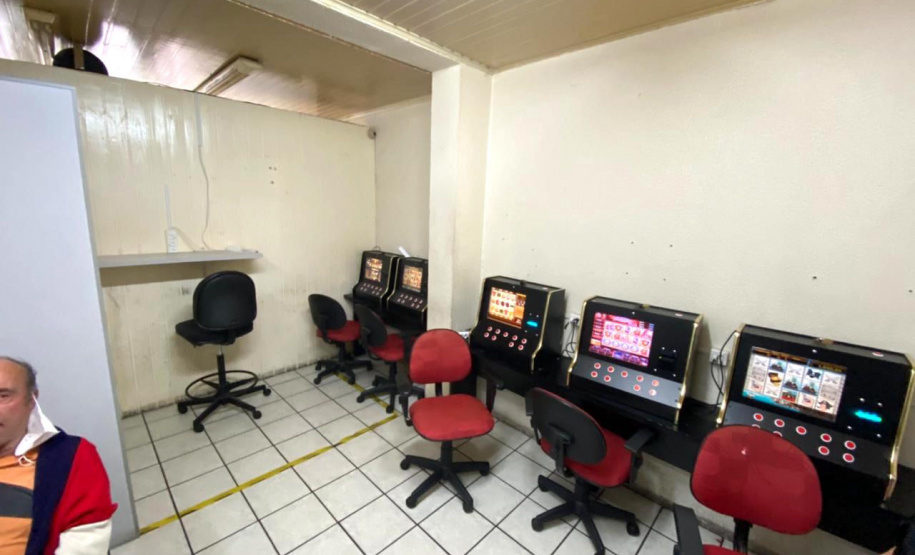 A Ação Integrada de Fiscalização Urbana (AIFU) desta quarta-feira (23/06), em Curitiba, resultou no fechamento de sete estabelecimentos comerciais por irregularidades envolvendo jogos de azar e contrabando. A ação foi conduzida por policiais militares da capital, com apoio da Guarda Municipal e da Secretaria Municipal de Urbanismo. -  Curitiba, 23/06/2021  -  Foto: SESP-PR