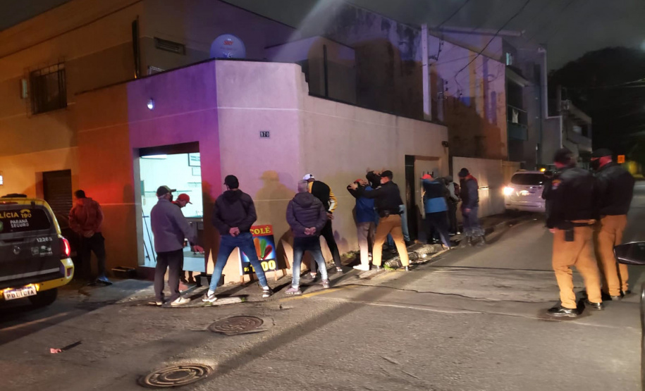 A Ação Integrada de Fiscalização Urbana (AIFU) desta quarta-feira (23/06), em Curitiba, resultou no fechamento de sete estabelecimentos comerciais por irregularidades envolvendo jogos de azar e contrabando. A ação foi conduzida por policiais militares da capital, com apoio da Guarda Municipal e da Secretaria Municipal de Urbanismo. -  Curitiba, 23/06/2021  -  Foto: SESP-PR