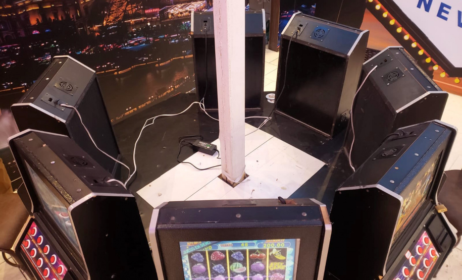 A Ação Integrada de Fiscalização Urbana (AIFU) desta quarta-feira (23/06), em Curitiba, resultou no fechamento de sete estabelecimentos comerciais por irregularidades envolvendo jogos de azar e contrabando. A ação foi conduzida por policiais militares da capital, com apoio da Guarda Municipal e da Secretaria Municipal de Urbanismo. -  Curitiba, 23/06/2021  -  Foto: SESP-PR