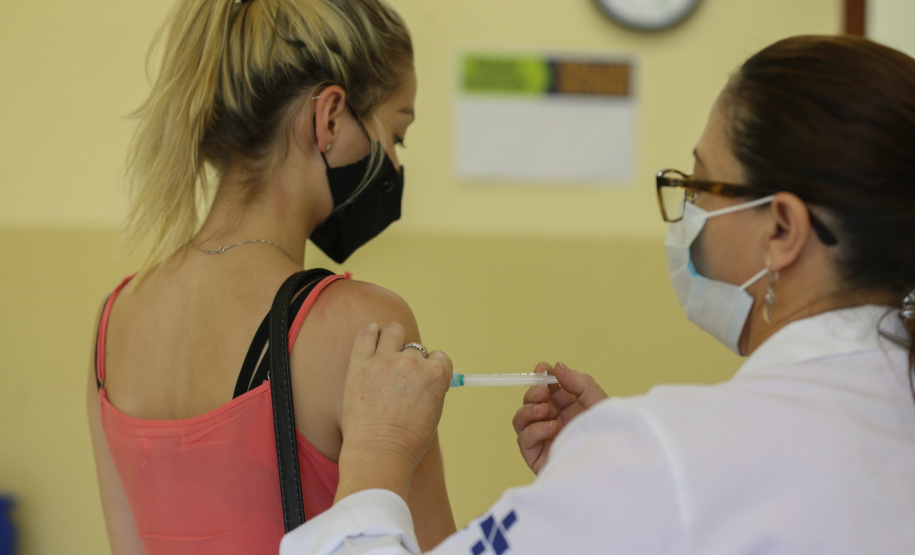 Vacinacao Pinhais Vacina Oxford/AstraZeneca para imunizacao em profissionais de saude no Centro de Controle de Agravos (CCA) em Pinhais na regiao metropolitana de Curitiba. 03/02/2021. Foto: Geraldo Bubniak/AEN