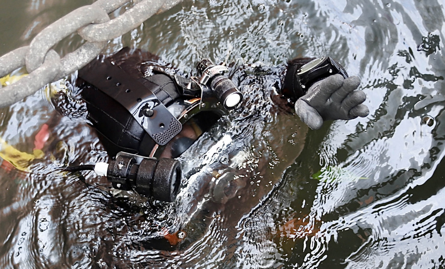 Teve início essa semana os serviços de mergulho especializado parainspeção e verificação subaquática de estruturas do cais do porto deParanaguá. O objetivo é identificar, diagnosticar e solucionar possíveispontos para reparação preventiva. - Paranaguá, 24/06/2021 - Foto: Claudio Neves/Portos do Paraná