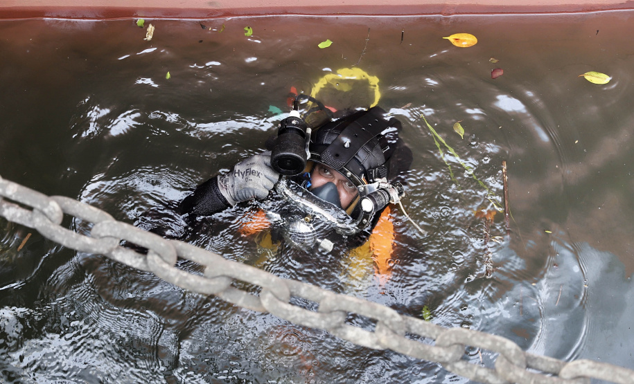 Teve início essa semana os serviços de mergulho especializado parainspeção e verificação subaquática de estruturas do cais do porto deParanaguá. O objetivo é identificar, diagnosticar e solucionar possíveispontos para reparação preventiva. - Paranaguá, 24/06/2021 - Foto: Claudio Neves/Portos do Paraná