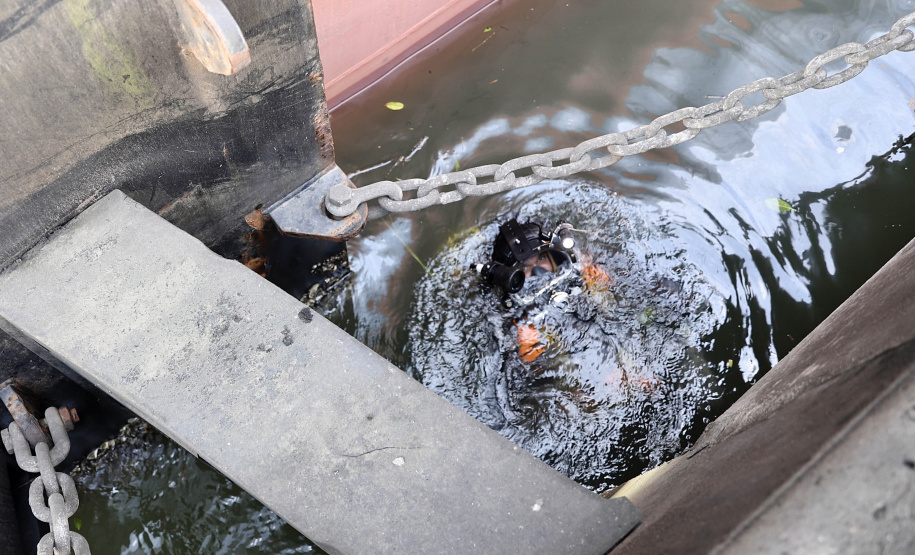 Teve início essa semana os serviços de mergulho especializado parainspeção e verificação subaquática de estruturas do cais do porto deParanaguá. O objetivo é identificar, diagnosticar e solucionar possíveispontos para reparação preventiva. - Paranaguá, 24/06/2021 - Foto: Claudio Neves/Portos do Paraná