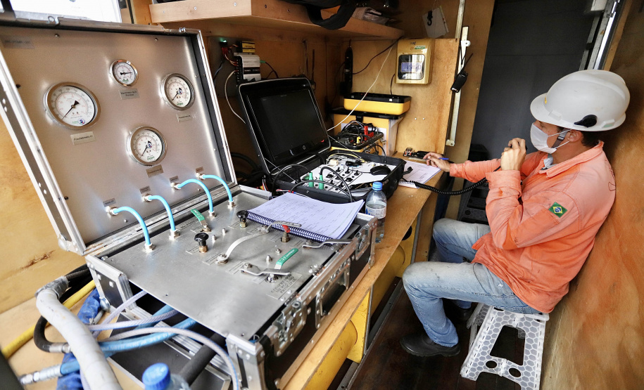 Teve início essa semana os serviços de mergulho especializado parainspeção e verificação subaquática de estruturas do cais do porto deParanaguá. O objetivo é identificar, diagnosticar e solucionar possíveispontos para reparação preventiva. - Paranaguá, 24/06/2021 - Foto: Claudio Neves/Portos do Paraná