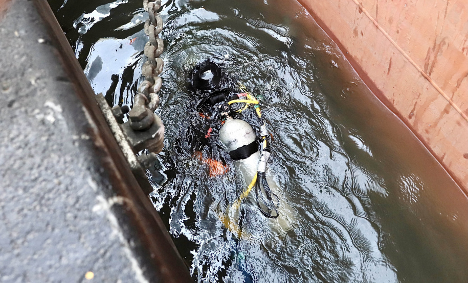 Teve início essa semana os serviços de mergulho especializado parainspeção e verificação subaquática de estruturas do cais do porto deParanaguá. O objetivo é identificar, diagnosticar e solucionar possíveispontos para reparação preventiva. - Paranaguá, 24/06/2021 - Foto: Claudio Neves/Portos do Paraná