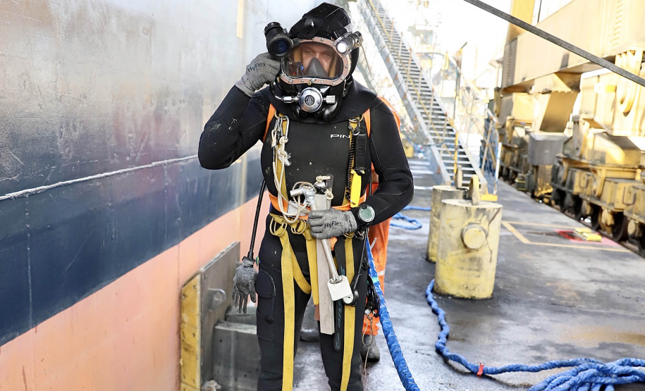 Teve início essa semana os serviços de mergulho especializado parainspeção e verificação subaquática de estruturas do cais do porto deParanaguá. O objetivo é identificar, diagnosticar e solucionar possíveispontos para reparação preventiva. - Paranaguá, 24/06/2021 - Foto: Claudio Neves/Portos do Paraná