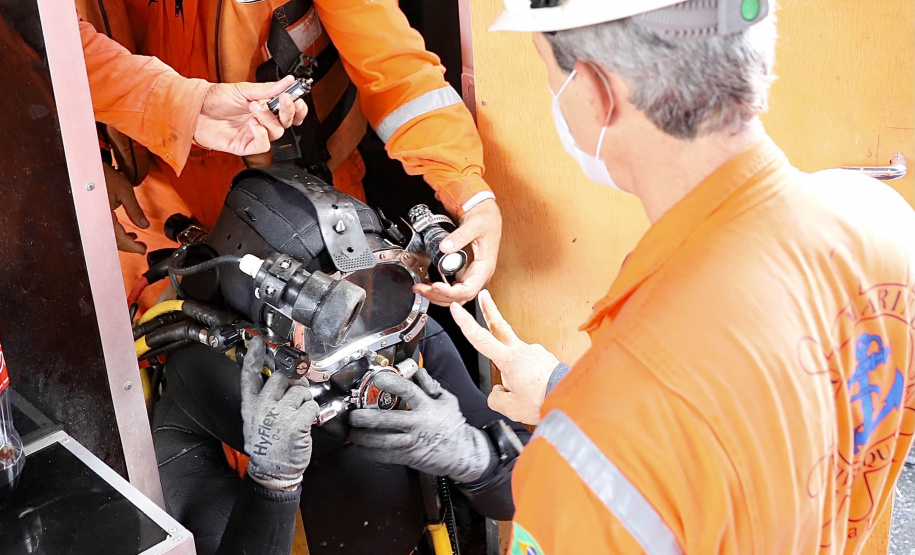 Teve início essa semana os serviços de mergulho especializado parainspeção e verificação subaquática de estruturas do cais do porto deParanaguá. O objetivo é identificar, diagnosticar e solucionar possíveispontos para reparação preventiva. - Paranaguá, 24/06/2021 - Foto: Claudio Neves/Portos do Paraná