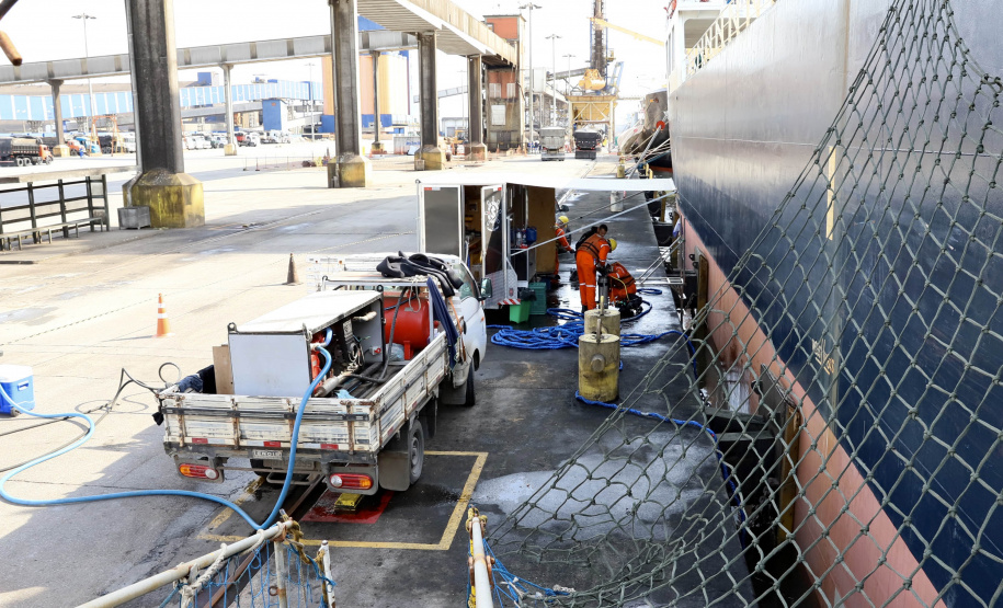 Teve início essa semana os serviços de mergulho especializado parainspeção e verificação subaquática de estruturas do cais do porto deParanaguá. O objetivo é identificar, diagnosticar e solucionar possíveispontos para reparação preventiva. - Paranaguá, 24/06/2021 - Foto: Claudio Neves/Portos do Paraná