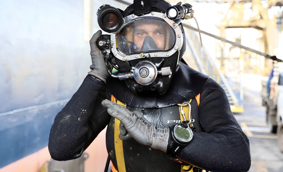 Teve início essa semana os serviços de mergulho especializado parainspeção e verificação subaquática de estruturas do cais do porto deParanaguá. O objetivo é identificar, diagnosticar e solucionar possíveispontos para reparação preventiva. - Paranaguá, 24/06/2021 - Foto: Claudio Neves/Portos do Paraná