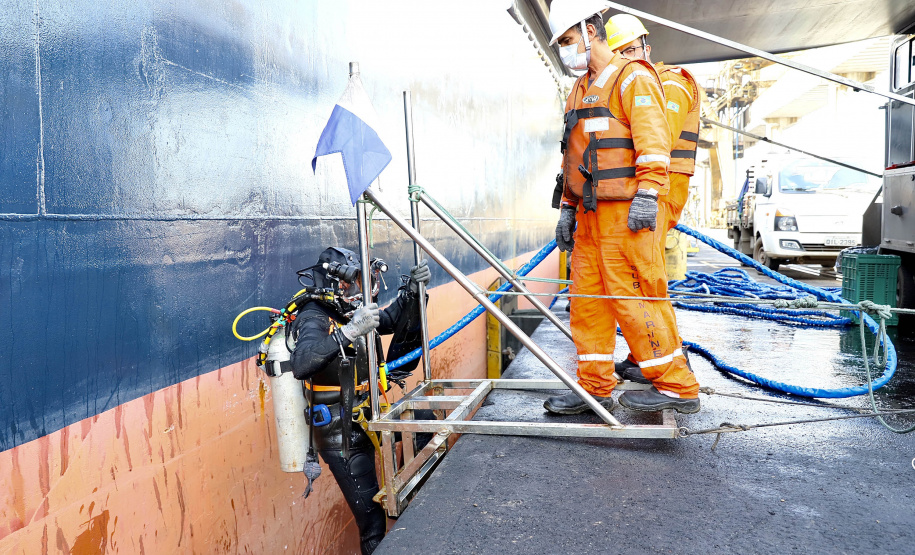 Teve início essa semana os serviços de mergulho especializado parainspeção e verificação subaquática de estruturas do cais do porto deParanaguá. O objetivo é identificar, diagnosticar e solucionar possíveispontos para reparação preventiva. - Paranaguá, 24/06/2021 - Foto: Claudio Neves/Portos do Paraná