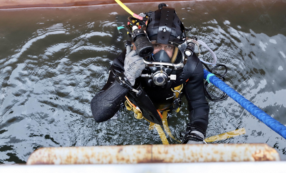 Teve início essa semana os serviços de mergulho especializado parainspeção e verificação subaquática de estruturas do cais do porto deParanaguá. O objetivo é identificar, diagnosticar e solucionar possíveispontos para reparação preventiva. - Paranaguá, 24/06/2021 - Foto: Claudio Neves/Portos do Paraná