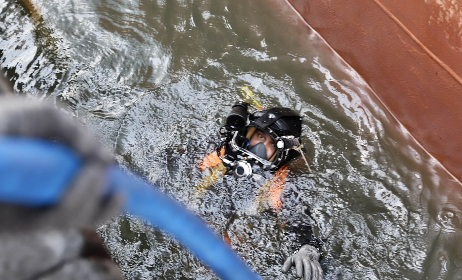 Teve início essa semana os serviços de mergulho especializado parainspeção e verificação subaquática de estruturas do cais do porto deParanaguá. O objetivo é identificar, diagnosticar e solucionar possíveispontos para reparação preventiva. - Paranaguá, 24/06/2021 - Foto: Claudio Neves/Portos do Paraná