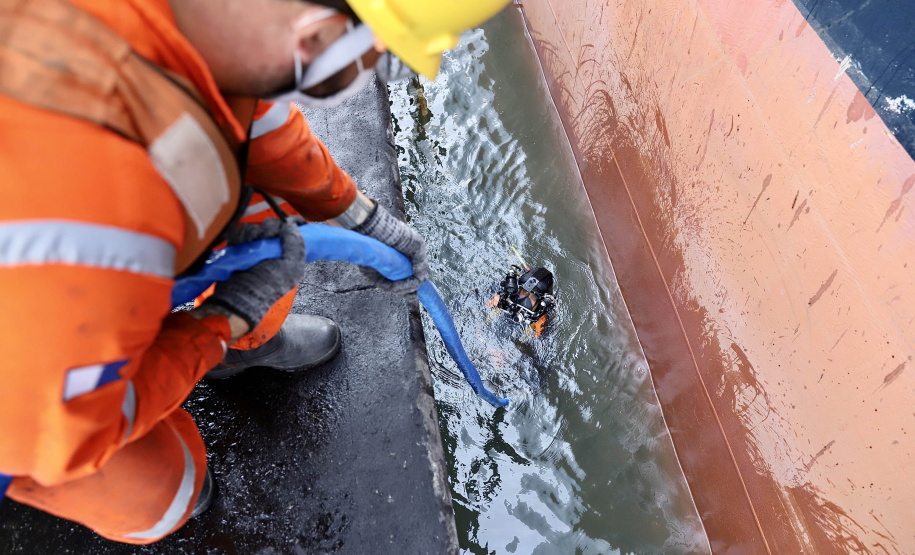 Teve início essa semana os serviços de mergulho especializado parainspeção e verificação subaquática de estruturas do cais do porto deParanaguá. O objetivo é identificar, diagnosticar e solucionar possíveispontos para reparação preventiva. - Paranaguá, 24/06/2021 - Foto: Claudio Neves/Portos do Paraná