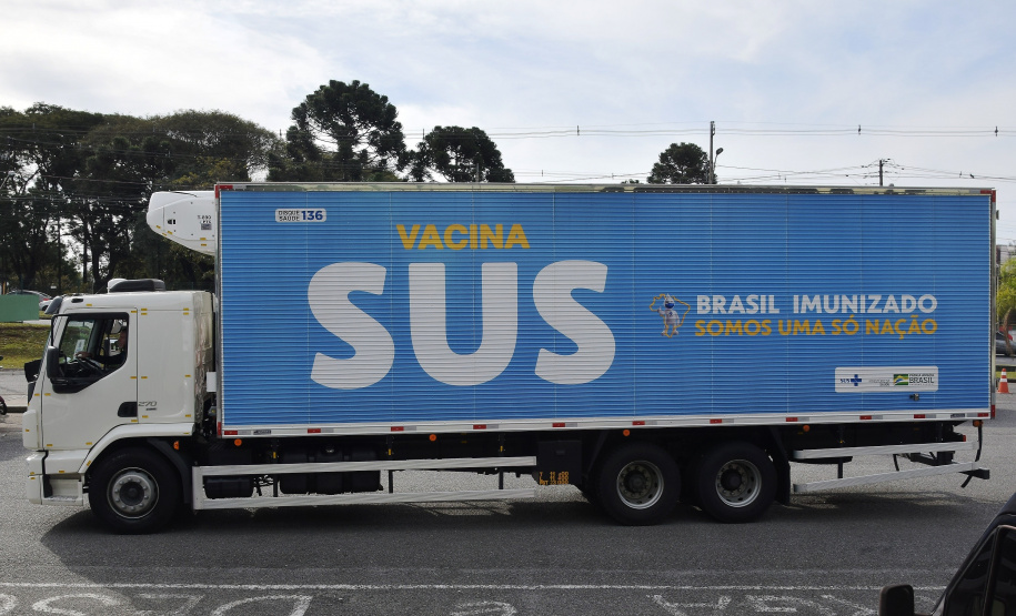 O Governo do Estado recebeu 439.340 vacinas contra a Covid-19 na tarde desta quinta-feira. Este é o primeiro lote com vacinas do braço farmacêutico da Johnson & Johnson. Foto: Américo Antonio/Sesa