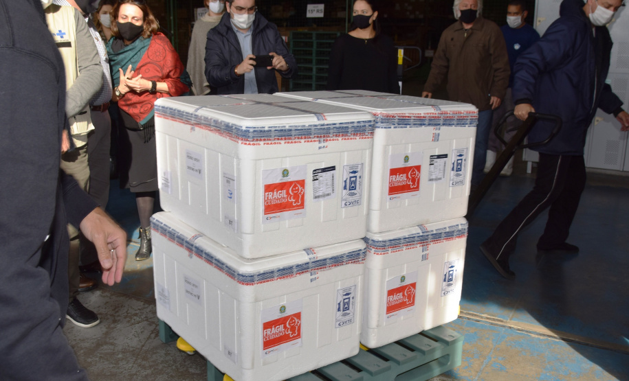 O Governo do Estado recebeu 439.340 vacinas contra a Covid-19 na tarde desta quinta-feira. Este é o primeiro lote com vacinas do braço farmacêutico da Johnson & Johnson. Foto: Américo Antonio/Sesa