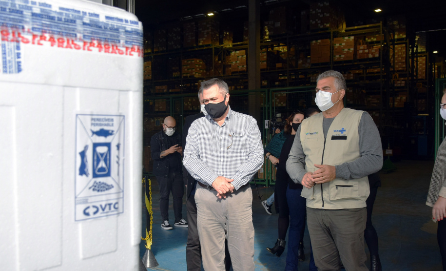 O Governo do Estado recebeu 439.340 vacinas contra a Covid-19 na tarde desta quinta-feira. Este é o primeiro lote com vacinas do braço farmacêutico da Johnson & Johnson. Foto: Américo Antonio/Sesa