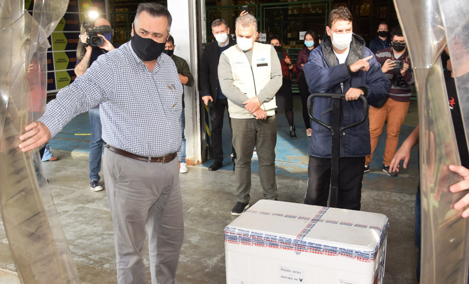 O Governo do Estado recebeu 439.340 vacinas contra a Covid-19 na tarde desta quinta-feira. Este é o primeiro lote com vacinas do braço farmacêutico da Johnson & Johnson. Foto: Américo Antonio/Sesa