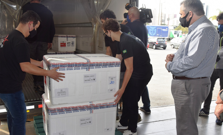 O Governo do Estado recebeu 439.340 vacinas contra a Covid-19 na tarde desta quinta-feira. Este é o primeiro lote com vacinas do braço farmacêutico da Johnson & Johnson. Foto: Américo Antonio/Sesa