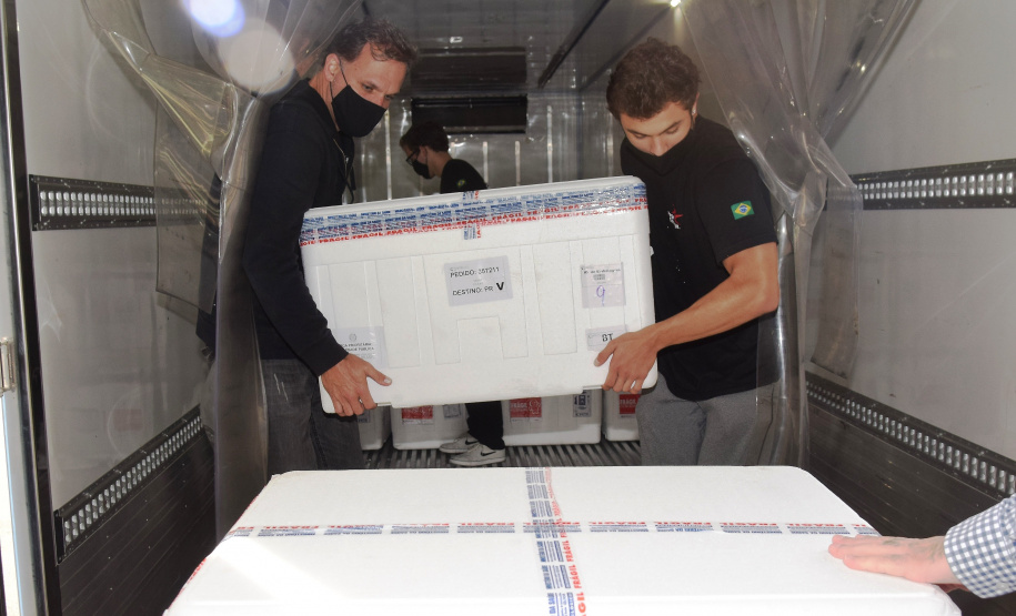 O Governo do Estado recebeu 439.340 vacinas contra a Covid-19 na tarde desta quinta-feira. Este é o primeiro lote com vacinas do braço farmacêutico da Johnson & Johnson. Foto: Américo Antonio/Sesa