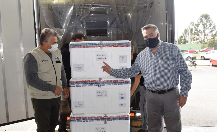 O Governo do Estado recebeu 439.340 vacinas contra a Covid-19 na tarde desta quinta-feira. Este é o primeiro lote com vacinas do braço farmacêutico da Johnson & Johnson. Foto: Américo Antonio/Sesa