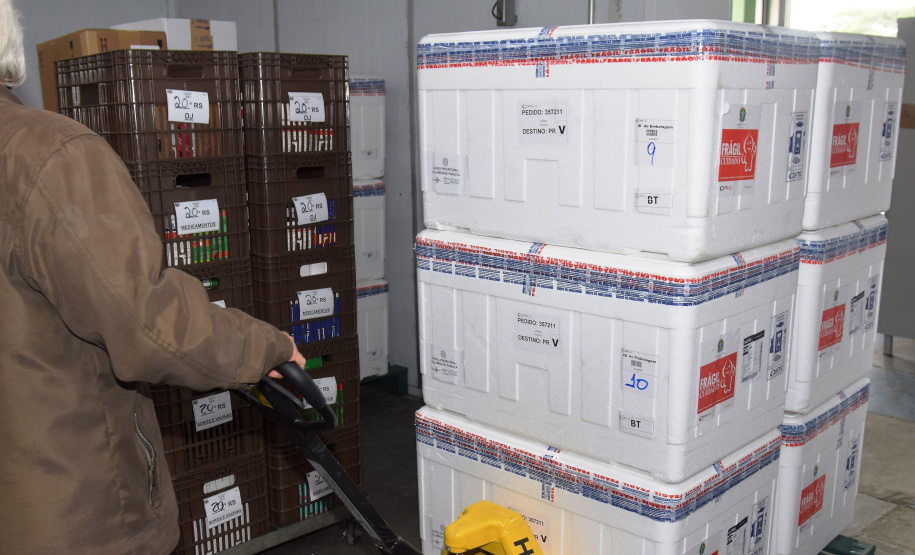 O Governo do Estado recebeu 439.340 vacinas contra a Covid-19 na tarde desta quinta-feira. Este é o primeiro lote com vacinas do braço farmacêutico da Johnson & Johnson. Foto: Américo Antonio/Sesa