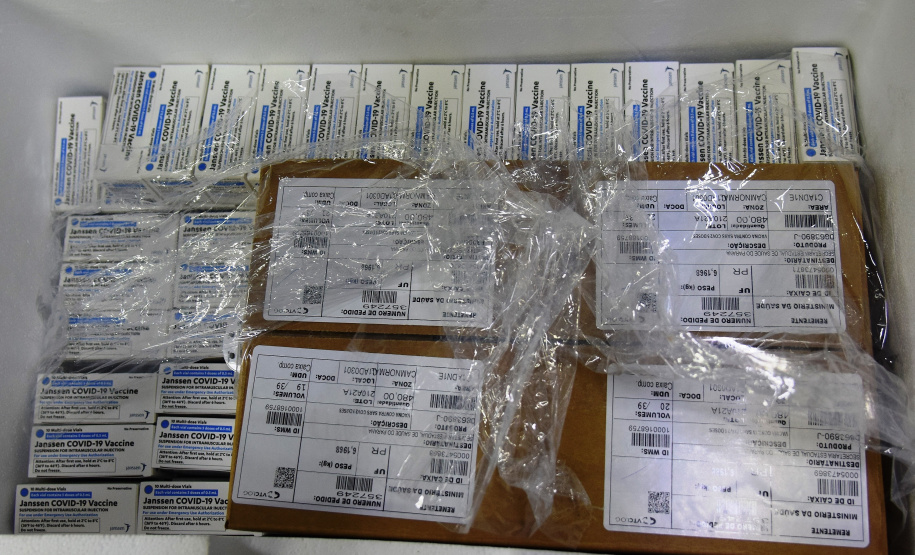 O Governo do Estado recebeu 439.340 vacinas contra a Covid-19 na tarde desta quinta-feira. Este é o primeiro lote com vacinas do braço farmacêutico da Johnson & Johnson. Foto: Américo Antonio/Sesa