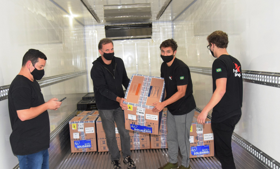 O Governo do Estado recebeu 439.340 vacinas contra a Covid-19 na tarde desta quinta-feira. Este é o primeiro lote com vacinas do braço farmacêutico da Johnson & Johnson. Foto: Américo Antonio/Sesa