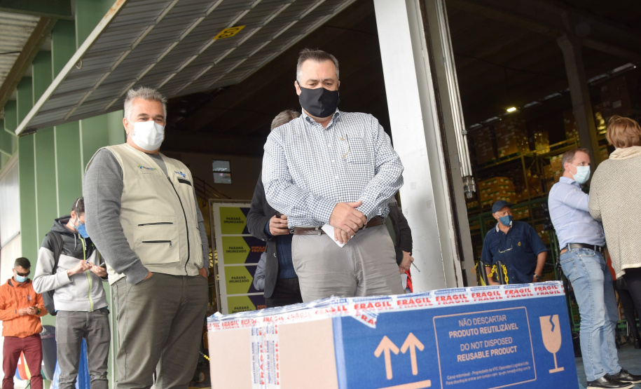O Governo do Estado recebeu 439.340 vacinas contra a Covid-19 na tarde desta quinta-feira. Este é o primeiro lote com vacinas do braço farmacêutico da Johnson & Johnson. Foto: Américo Antonio/Sesa