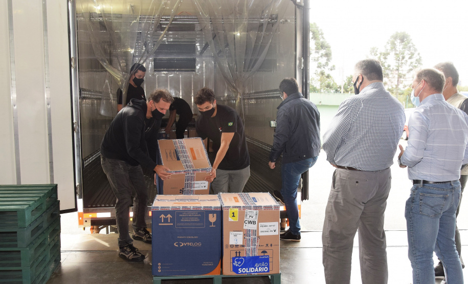 O Governo do Estado recebeu 439.340 vacinas contra a Covid-19 na tarde desta quinta-feira. Este é o primeiro lote com vacinas do braço farmacêutico da Johnson & Johnson. Foto: Américo Antonio/Sesa