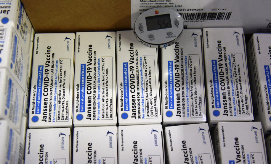 O Governo do Estado recebeu 439.340 vacinas contra a Covid-19 na tarde desta quinta-feira. Este é o primeiro lote com vacinas do braço farmacêutico da Johnson & Johnson. Foto: Américo Antonio/Sesa
