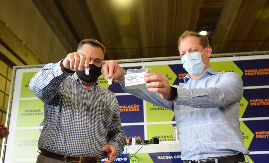 O Governo do Estado recebeu 439.340 vacinas contra a Covid-19 na tarde desta quinta-feira. Este é o primeiro lote com vacinas do braço farmacêutico da Johnson & Johnson. Foto: Américo Antonio/Sesa