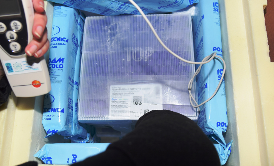 O Governo do Estado recebeu 439.340 vacinas contra a Covid-19 na tarde desta quinta-feira. Este é o primeiro lote com vacinas do braço farmacêutico da Johnson & Johnson. Foto: Américo Antonio/Sesa