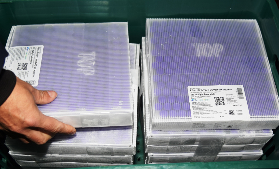 O Governo do Estado recebeu 439.340 vacinas contra a Covid-19 na tarde desta quinta-feira. Este é o primeiro lote com vacinas do braço farmacêutico da Johnson & Johnson. Foto: Américo Antonio/Sesa