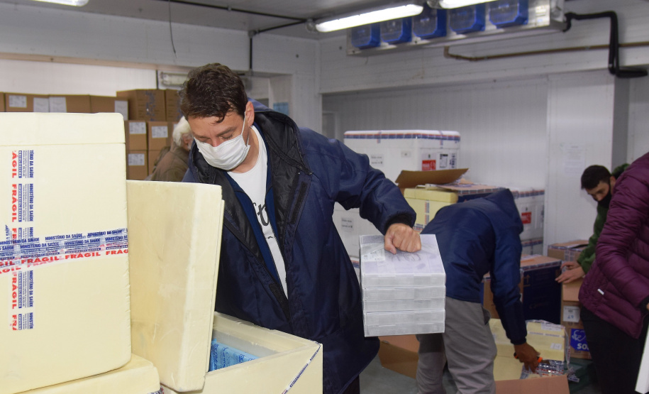 O Governo do Estado recebeu 439.340 vacinas contra a Covid-19 na tarde desta quinta-feira. Este é o primeiro lote com vacinas do braço farmacêutico da Johnson & Johnson. Foto: Américo Antonio/Sesa