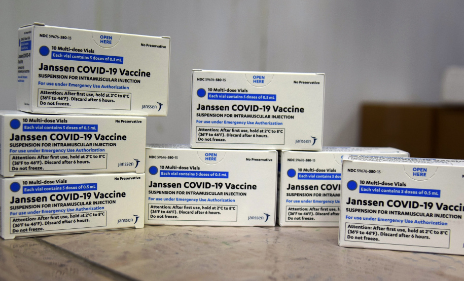 O Governo do Estado recebeu 439.340 vacinas contra a Covid-19 na tarde desta quinta-feira. Este é o primeiro lote com vacinas do braço farmacêutico da Johnson & Johnson. Foto: Américo Antonio/Sesa