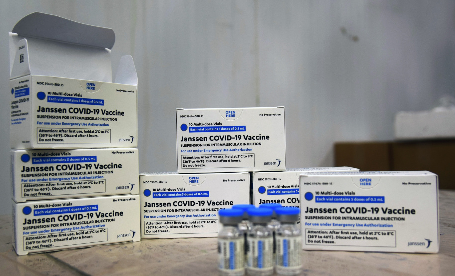 O Governo do Estado recebeu 439.340 vacinas contra a Covid-19 na tarde desta quinta-feira. Este é o primeiro lote com vacinas do braço farmacêutico da Johnson & Johnson. Foto: Américo Antonio/Sesa