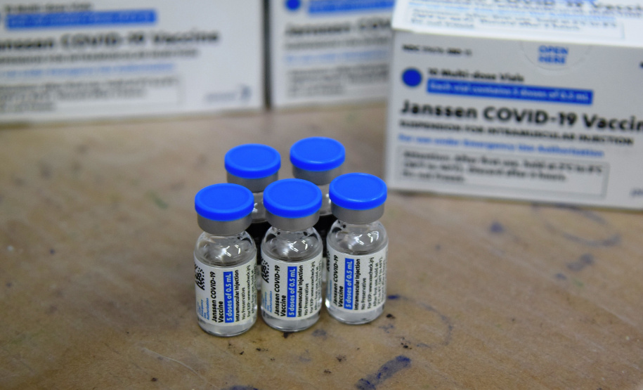 O Governo do Estado recebeu 439.340 vacinas contra a Covid-19 na tarde desta quinta-feira. Este é o primeiro lote com vacinas do braço farmacêutico da Johnson & Johnson. Foto: Américo Antonio/Sesa