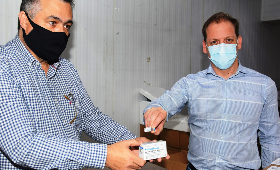 O Governo do Estado recebeu 439.340 vacinas contra a Covid-19 na tarde desta quinta-feira. Este é o primeiro lote com vacinas do braço farmacêutico da Johnson & Johnson. Foto: Américo Antonio/Sesa