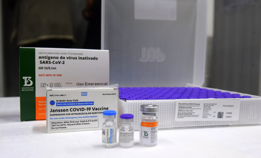 O Governo do Estado recebeu 439.340 vacinas contra a Covid-19 na tarde desta quinta-feira. Este é o primeiro lote com vacinas do braço farmacêutico da Johnson & Johnson. Foto: Américo Antonio/Sesa