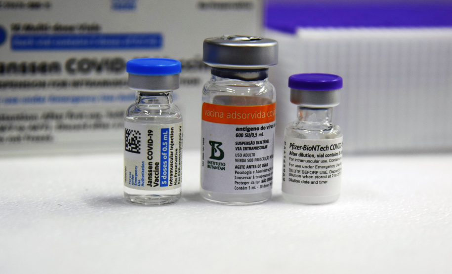 O Governo do Estado recebeu 439.340 vacinas contra a Covid-19 na tarde desta quinta-feira. Este é o primeiro lote com vacinas do braço farmacêutico da Johnson & Johnson. Foto: Américo Antonio/Sesa