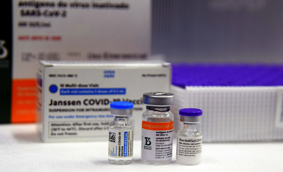 O Governo do Estado recebeu 439.340 vacinas contra a Covid-19 na tarde desta quinta-feira. Este é o primeiro lote com vacinas do braço farmacêutico da Johnson & Johnson. Foto: Américo Antonio/Sesa