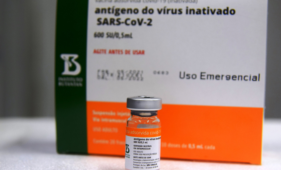 O Governo do Estado recebeu 439.340 vacinas contra a Covid-19 na tarde desta quinta-feira. Este é o primeiro lote com vacinas do braço farmacêutico da Johnson & Johnson. Foto: Américo Antonio/Sesa