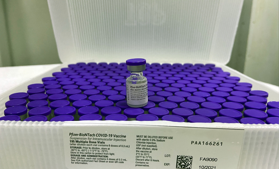 O Governo do Estado recebeu 439.340 vacinas contra a Covid-19 na tarde desta quinta-feira. Este é o primeiro lote com vacinas do braço farmacêutico da Johnson & Johnson. Foto: Américo Antonio/Sesa