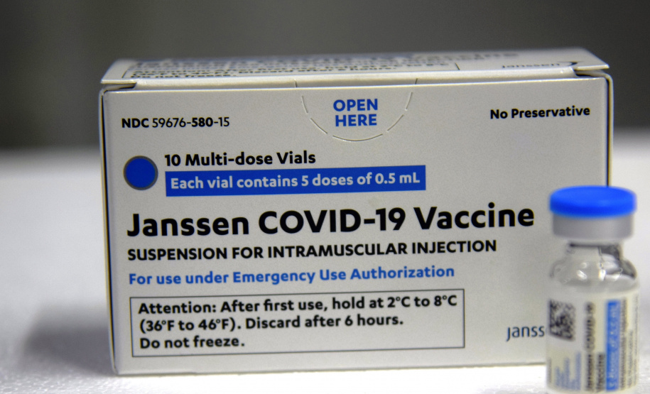 O Governo do Estado recebeu 439.340 vacinas contra a Covid-19 na tarde desta quinta-feira. Este é o primeiro lote com vacinas do braço farmacêutico da Johnson & Johnson. Foto: Américo Antonio/Sesa