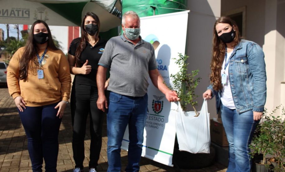Mais de 800 kg de arroz e feijão foram arrecadados nesta quinta-feira (24), em troca de mudas de jabuticaba no sistema drive-thru no município de Pitanga, na região Central do Estado. A ação foi planejada pelo Escritório Regional do Instituto Água e Terra (IAT) e contou com apoio da prefeitura municipal.  -  Foto: IAT