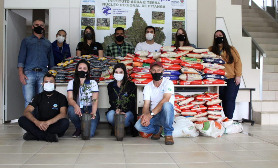 Mais de 800 kg de arroz e feijão foram arrecadados nesta quinta-feira (24), em troca de mudas de jabuticaba no sistema drive-thru no município de Pitanga, na região Central do Estado. A ação foi planejada pelo Escritório Regional do Instituto Água e Terra (IAT) e contou com apoio da prefeitura municipal.  -  Foto: IAT