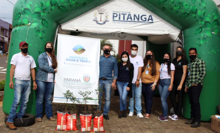 Mais de 800 kg de arroz e feijão foram arrecadados nesta quinta-feira (24), em troca de mudas de jabuticaba no sistema drive-thru no município de Pitanga, na região Central do Estado. A ação foi planejada pelo Escritório Regional do Instituto Água e Terra (IAT) e contou com apoio da prefeitura municipal.  -  Foto: IAT